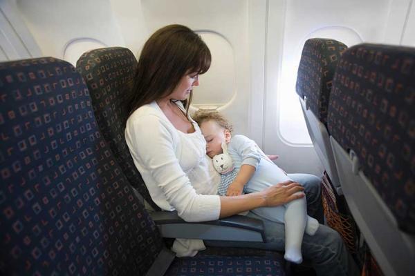چرا نباید به هنگام نشست و برخاست هواپیما بخوابیم؟